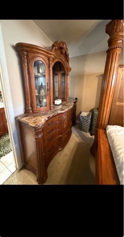 Queen bed with two nightstands and dresser