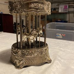 Vintage. Wallace Silversmith’s Silver plated Musical Carousel Waltz