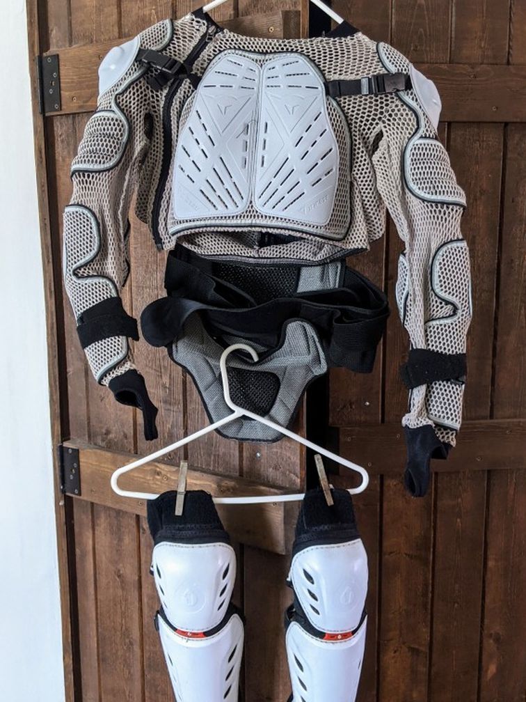 Large: Dianese Armor Jacket and Sixsixone Knee Pads Motorcycle And Mountain Biking