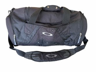 Oakley Y2K Black Duffle Bag Large Gym Travel Bag 22” Multi Pocket Shoulder Strap