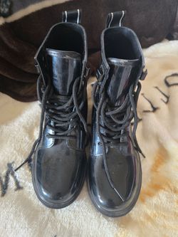Botines de charol negro MK