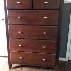 Chest Of drawers (20 in x 38 in x 52.5 in)