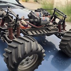  E-maxx For Parts NO TRANSMITER  