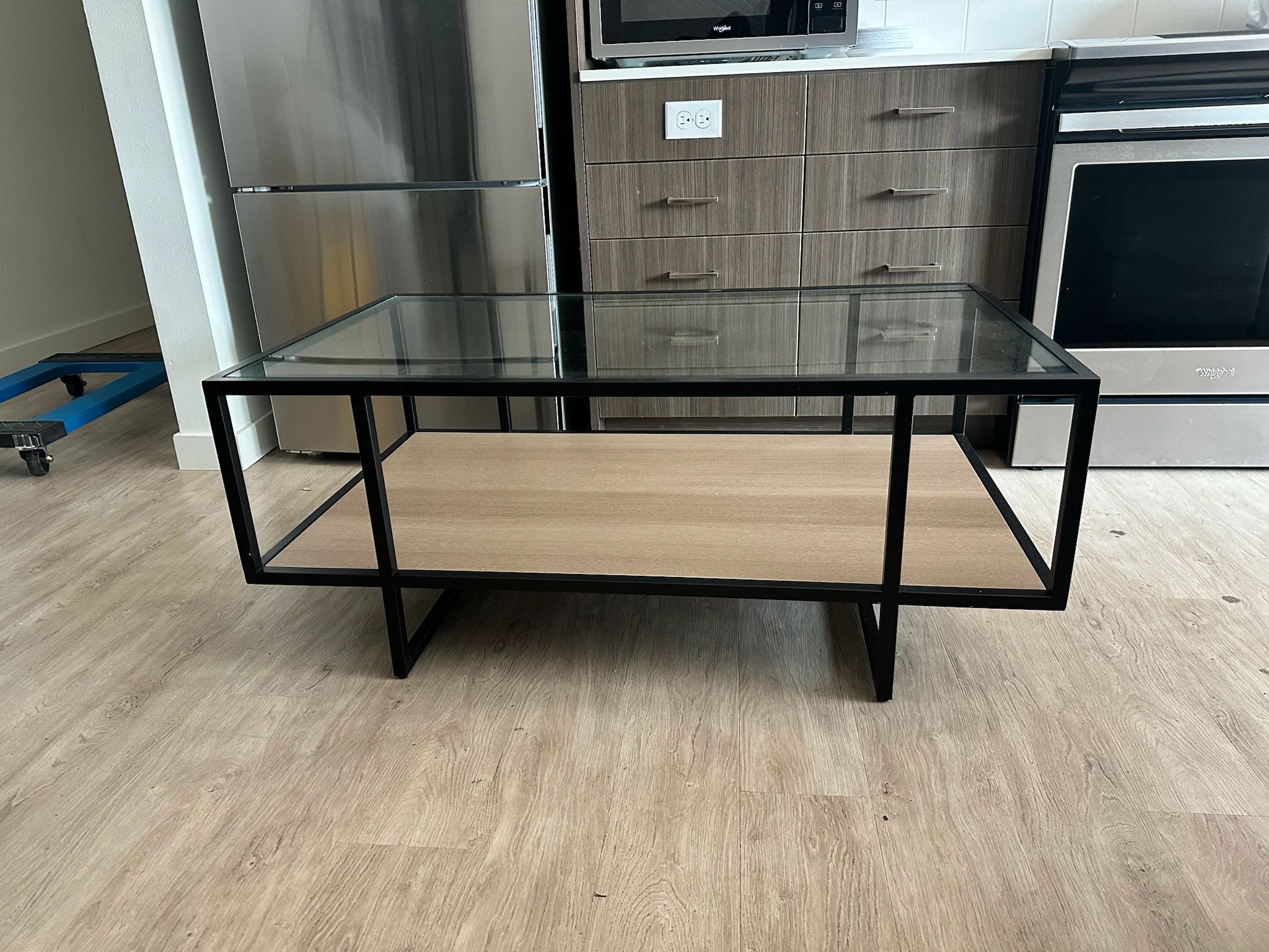 Modern style glass top metal frame coffee table 