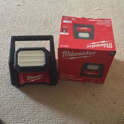 Milwaukee Dual Power Flood Light