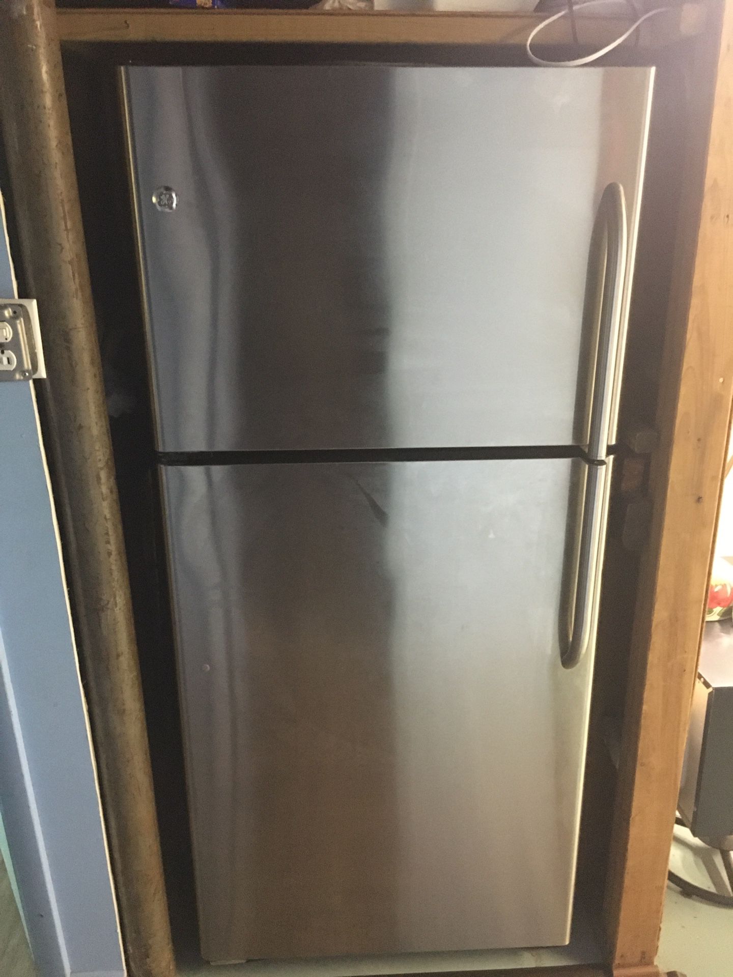 GE 33in. Stainless steel top freezer fridge in exelent condition