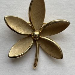 Vintage Crown Trifari Flower Brooch/Pin Gold Tone
