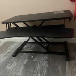 Adjustable desk workstation 