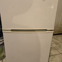 Tengo un refrigerador pequeño en buenas condiciones 