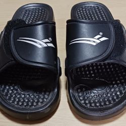LIKE NEW MEN'S REEBOK BRAND BLACK SLIDES/SANDALS WITH MASSAGING NUBS, SIZE 9