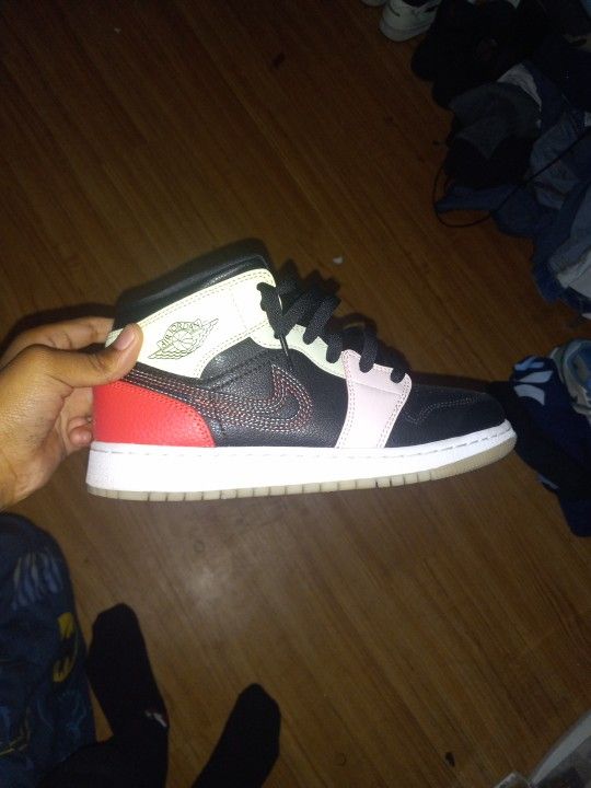 Nike Air Jordan 1 Mid Se GS Glow In The Dark Size 4.5
