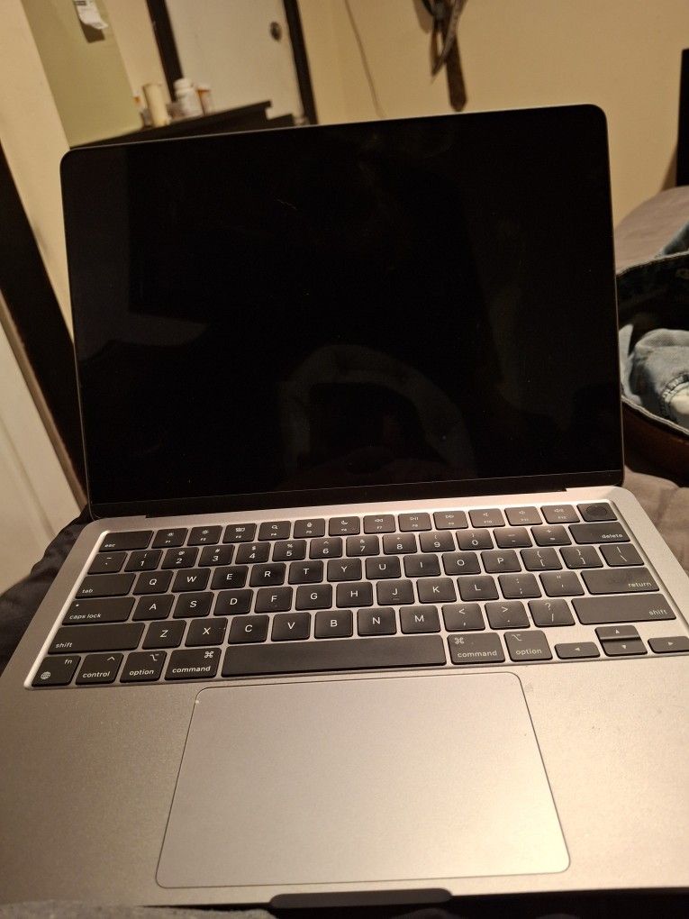 Apple Laptop A2681