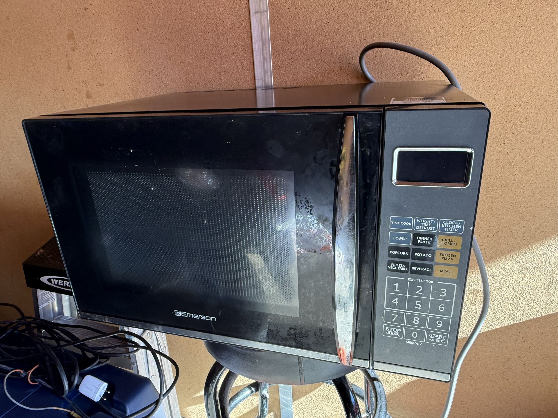 Emerson MWG9115SB-N Microwave Oven with Griller