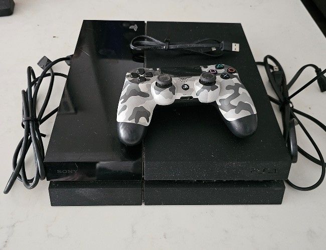 PS4 Console With 5 Games / Dualshock Camo