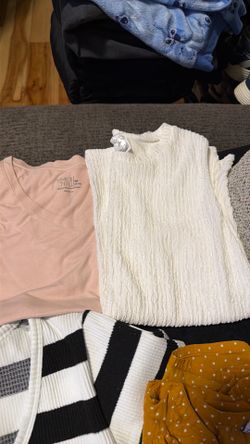 Ropa de mujer mix alguna nueva y   Otras semi usadas perfectas condiciones más de 25 piezas toda por $30