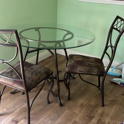 Round Table & Chairs 