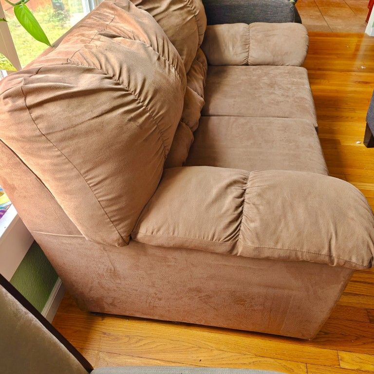 Loveseat (Ashley Furniture)