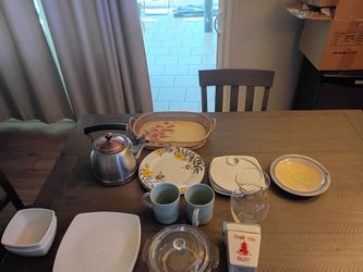 Mixed Kitchen & Dining Items Lot