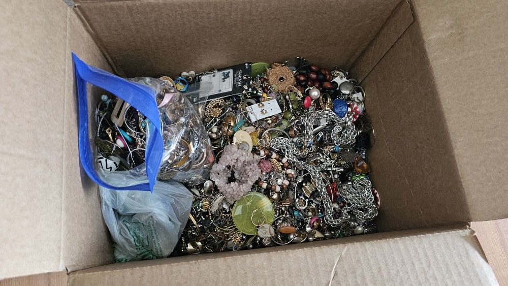 Miscellaneous Mixed Lot Of Jewlery Pieces!