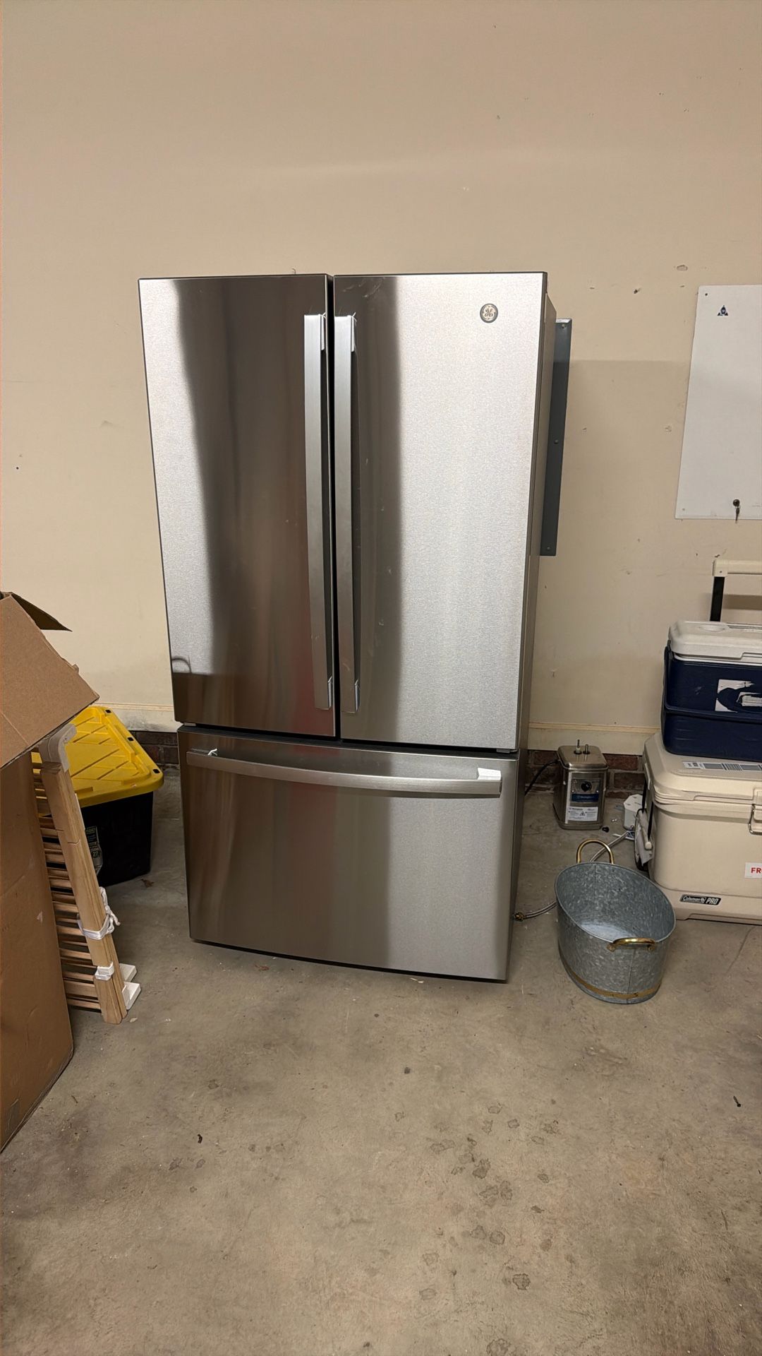 GE Refrigerator- 27 Cubic Feet