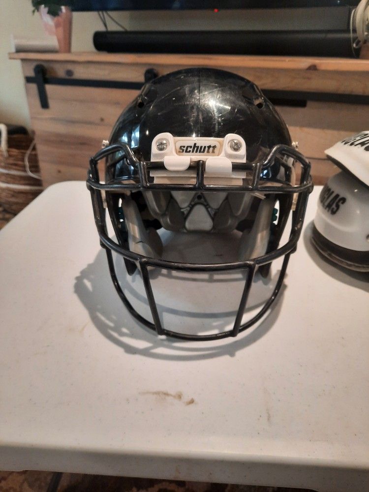 Schutt Vengeance 2 Helmet And Douglas Shoulder Pads
