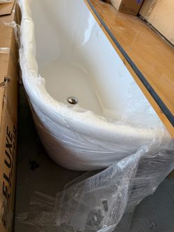 White Freestanding Soaking Bathtub