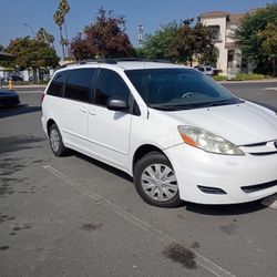 TOYOTA.     SIENNA.    2009. 