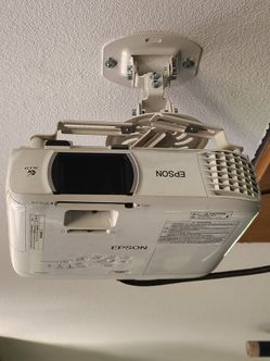 Epson 180 3lcd projector with mount and 128 inch screen
