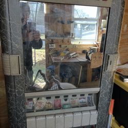 Old cigarette vendor