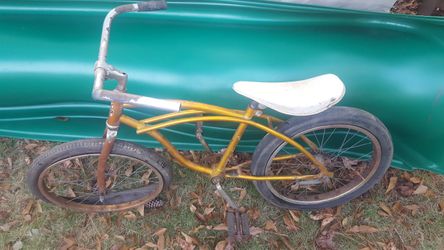 Late 60s early 70s Huffy bike needs some work
