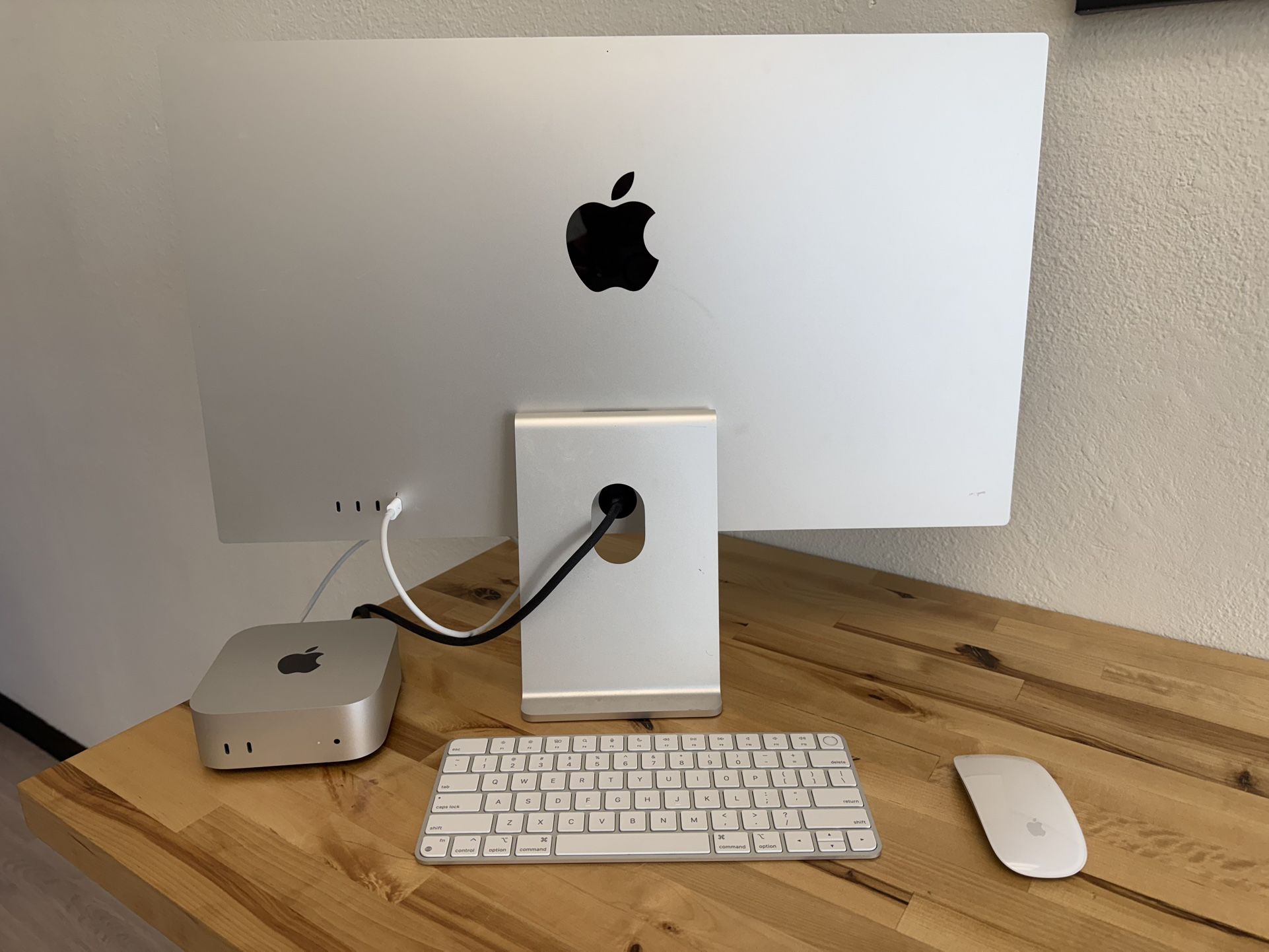 Like New Apple Studio Display Tilt (Latest model) with option for bundle. 