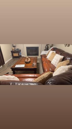 Juego de sala semi nuevo con  3 mesitas