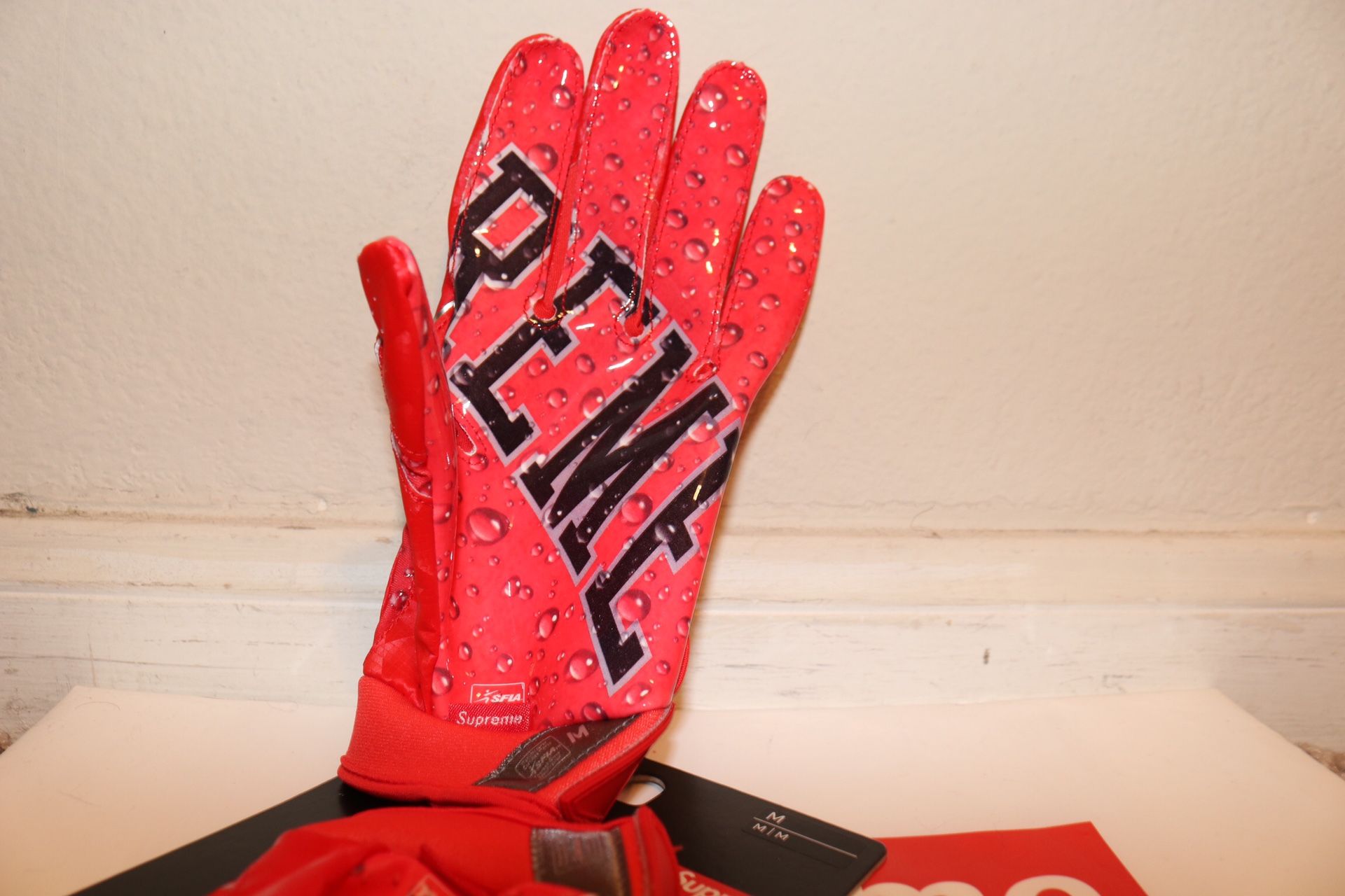 SUPREME x Nike Vapor Jet 4.0 gloves SUPREME x Nike Vapor Jet 4.0 gloves