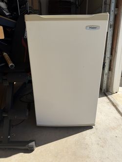 Haier BC-111 Undercounter Refrigerator / Freezer