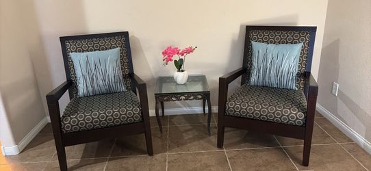 Accent chairs/coffee table/pillows