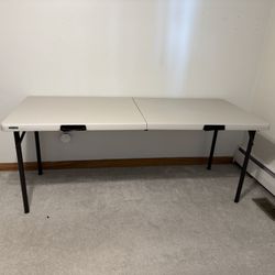 Folding table
