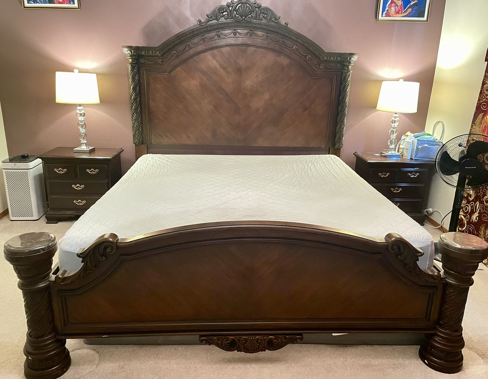 Traditional style King Bed Frame – Solid Wood, Excellent Condition
