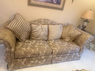 Elegant Traditional Sofa with Decorative Pillows – Excellent Condition