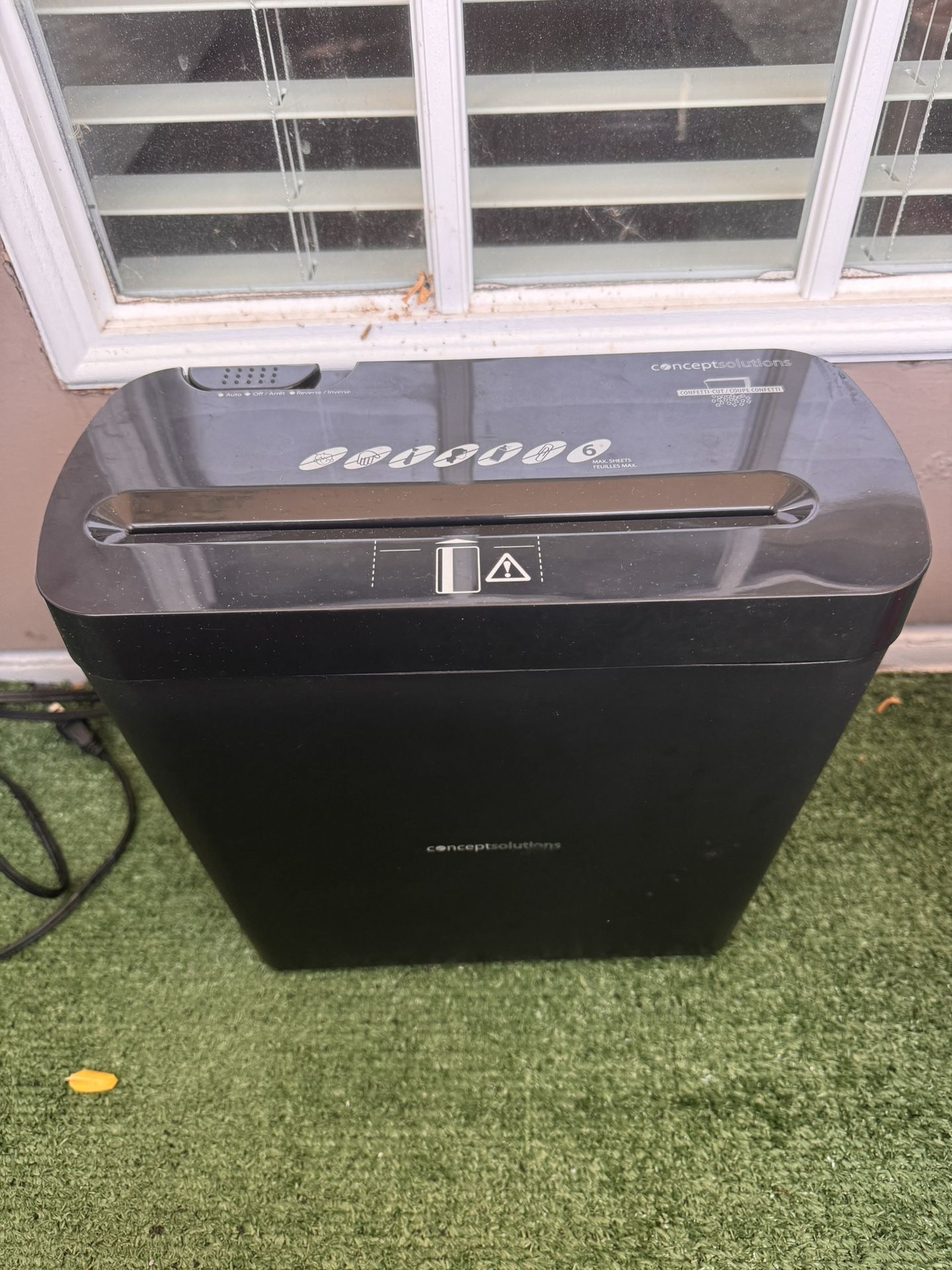 CONCEPT SOLUTIONS 6 SHEET CONFETTI-CUT PAPER SHREDDER