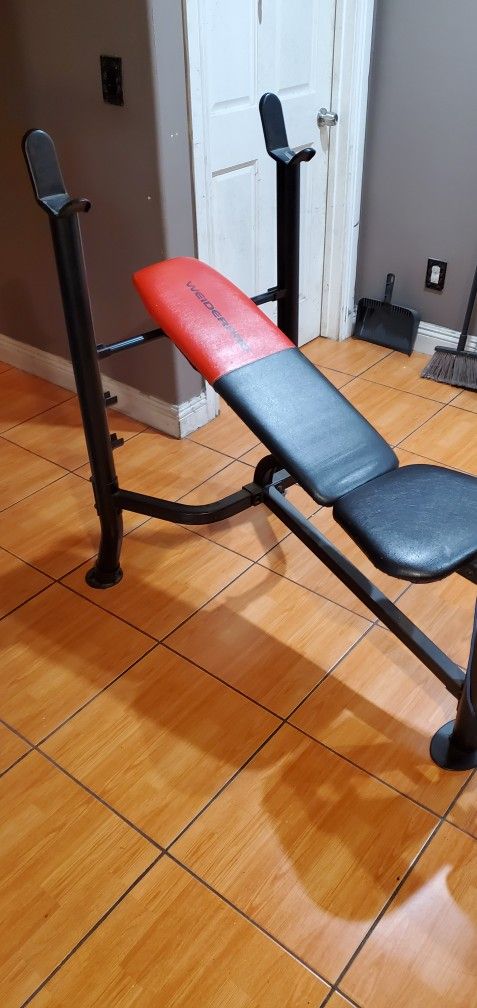 Weight Bench W/ Standard Bar And 4 Plats