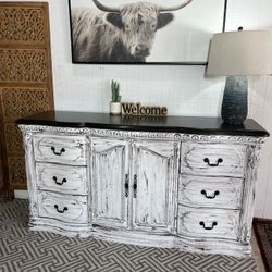 Farmhouse dresser/tvstand/buffet good condition $220 delivery available $20 more!!!