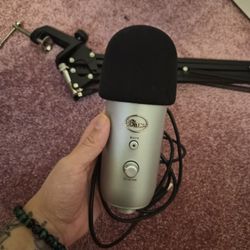 Blue Yeti Microphone With Stand