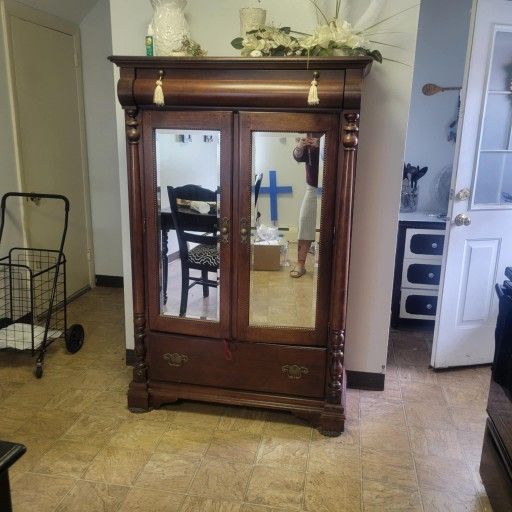 Cario Cabinet With Mirror Doors