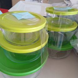 6 Graduated Pyrex Bowls With Lids 