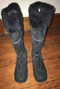Size 8 Women Black Boots fur around the top