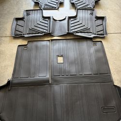 Used floor mats tray for 7-seater Toyota Highlander.