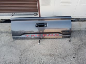 2016-2023 Toyota Tacoma Complete Tailgate With Camera Accessories And Assembly And Lock With Key Oem.