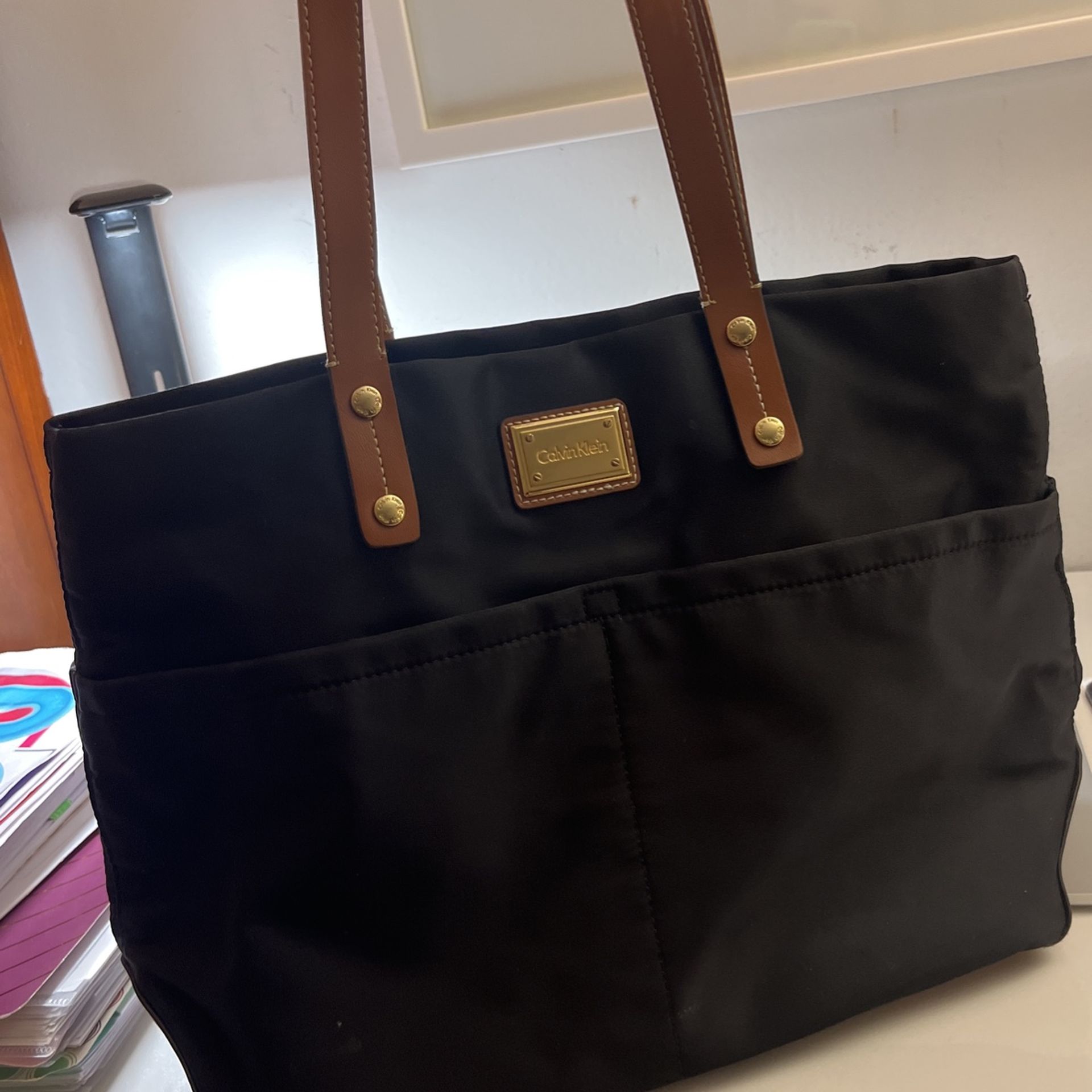 CALVIN KLEIN, Hayden Large Signature Tote for Sale in Frostproof, FL -  OfferUp