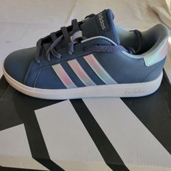 *NEW* Adidas Grand Court 2.0 K – Blue Iridescent Stripes Kids 5 Women's 6 w/Box
