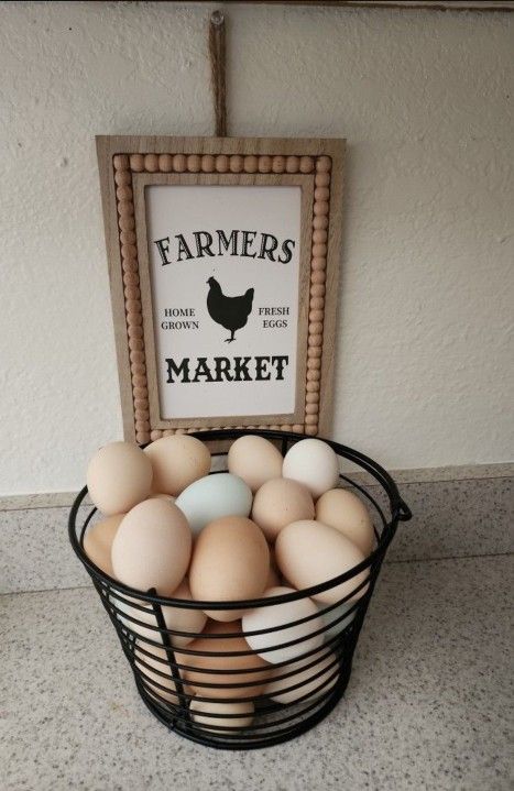 Fresh Eggs. / Huevos Frescos